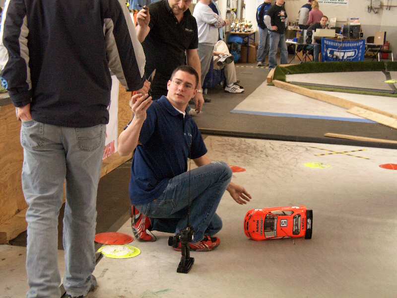 Bild: 08 Kein Problem fuer einen Profi - noch die Karosserie zurecht schneiden und los gehts