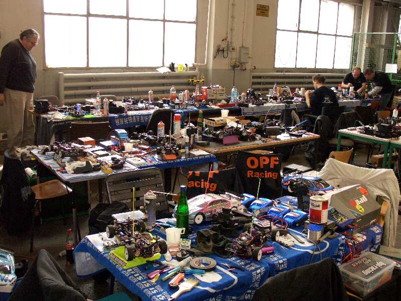 Bild: 12 Das Fahrerlager waehrend der Mittagspause. Die Ruhe vor dem Sturm