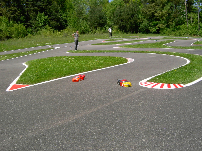 Bild: Kai Boppenmaier mit dem orangefarbenen Auto