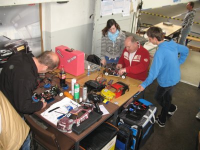 Bild: Martin beim schrauben